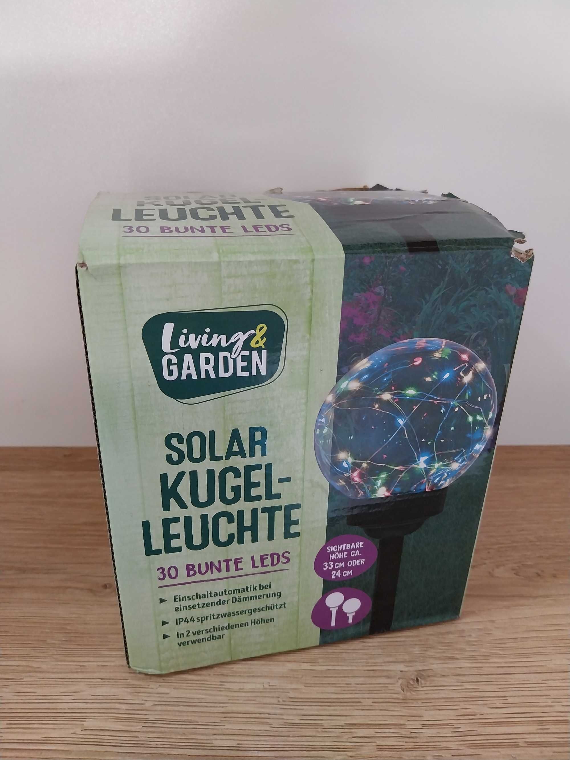 Lampa solarna w kształcie kuli z kolorowymi diodami LED