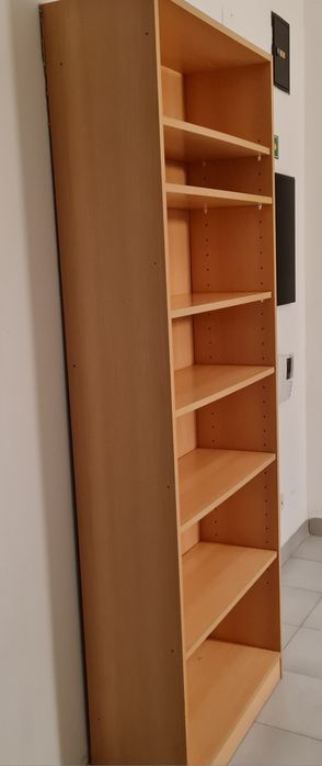 Estante de madeira  com várias  prateleiras em bom estado.