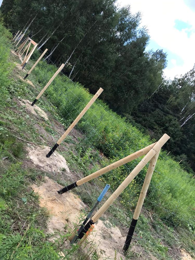 Ogrodzenie budowlane na słupkach toczonych /tymczasowe/leśne