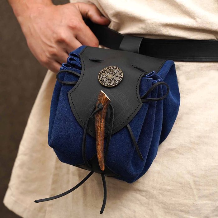 Saszetka ściągana na pasek z zapięciem na zatrzask z prawdziwego