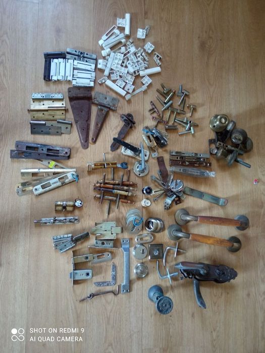 Дверні ручки, завіси, фурнітура б/у