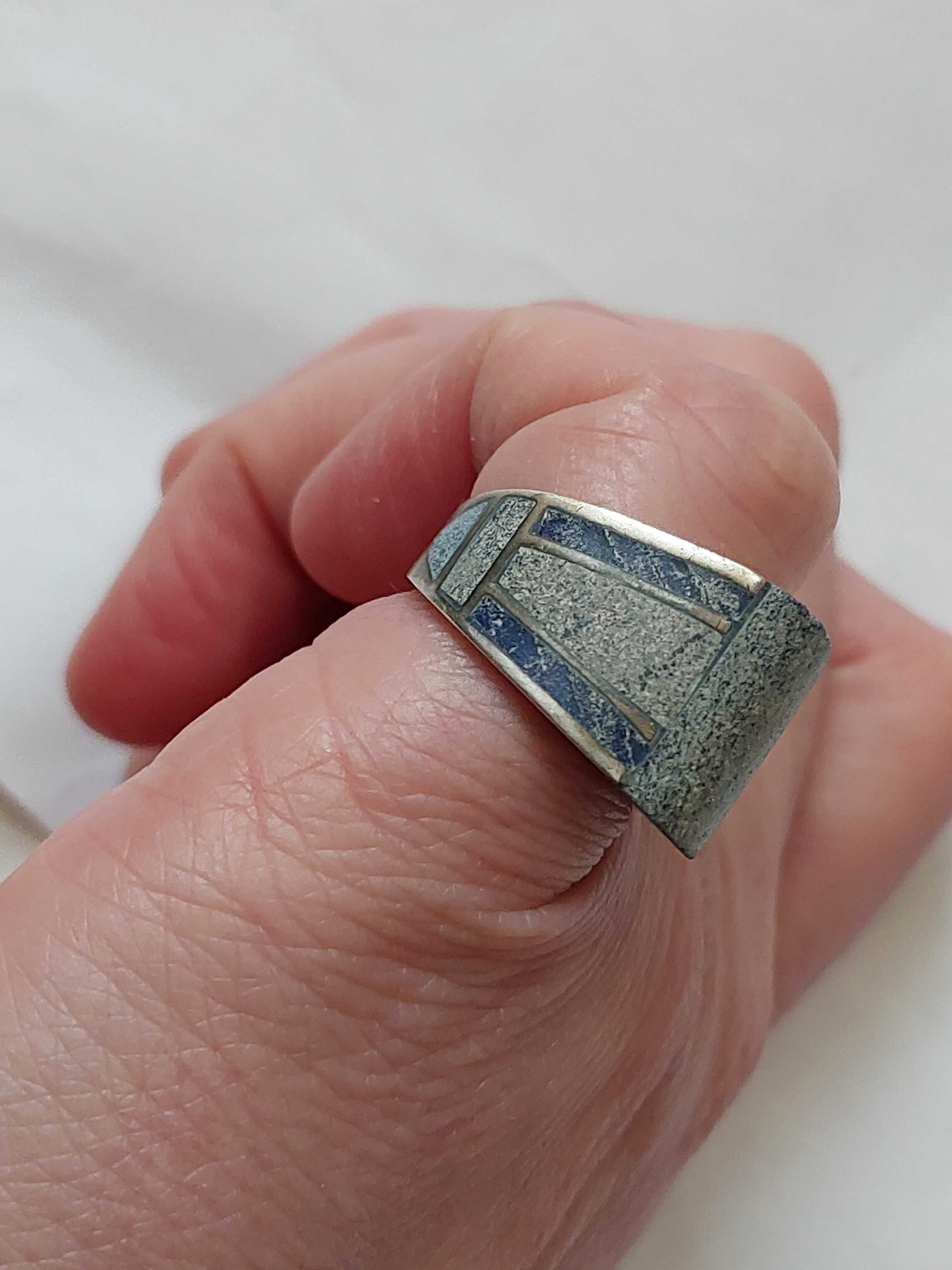 Pierścionek srebro 925 bardzo ciekawy inkrustowany nat kamieniem