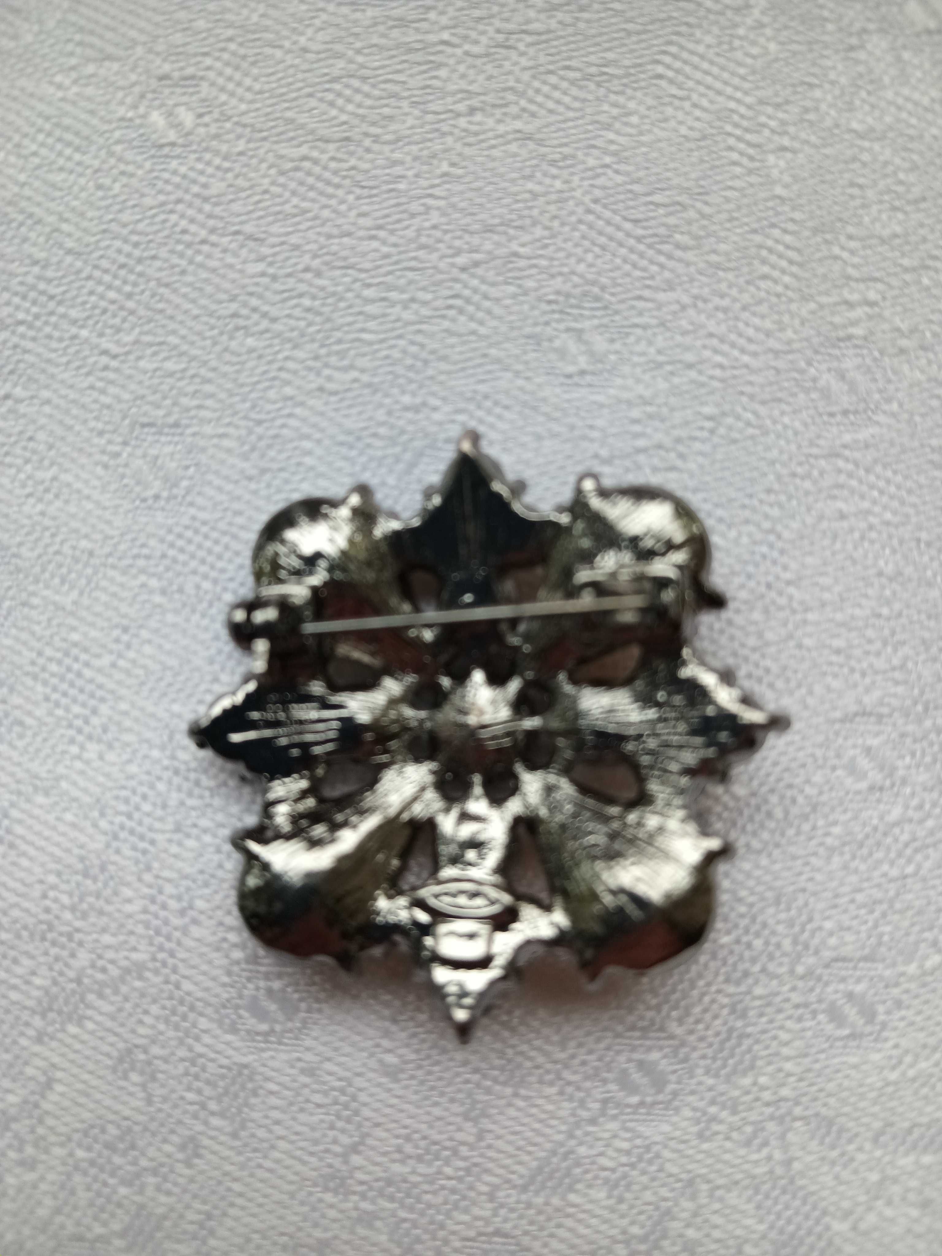 Broszka w starym stylu oczka w odcieniach brązu srebrny metal