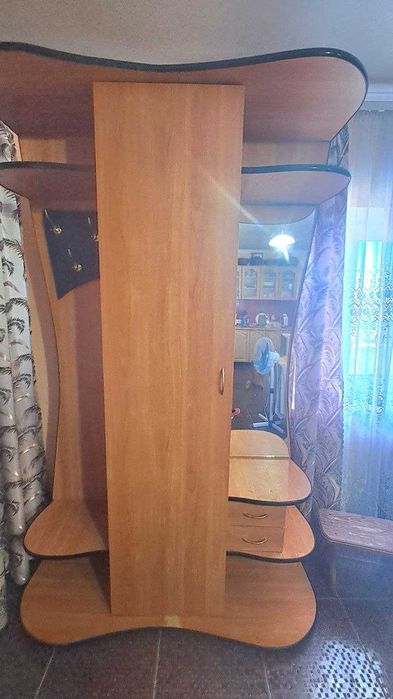 Шафа з дзеркалом і полицями
