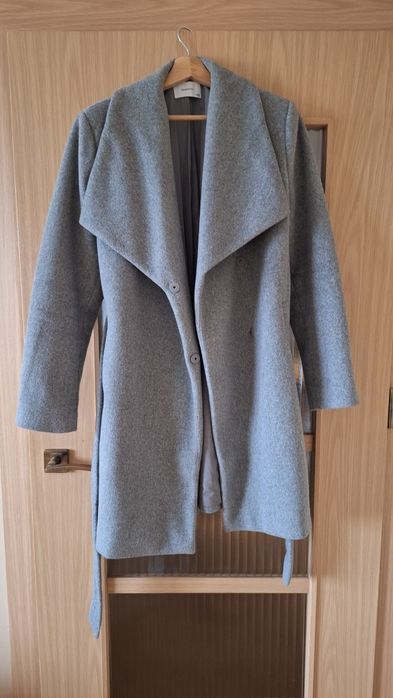 Płaszcz damski z paskiem