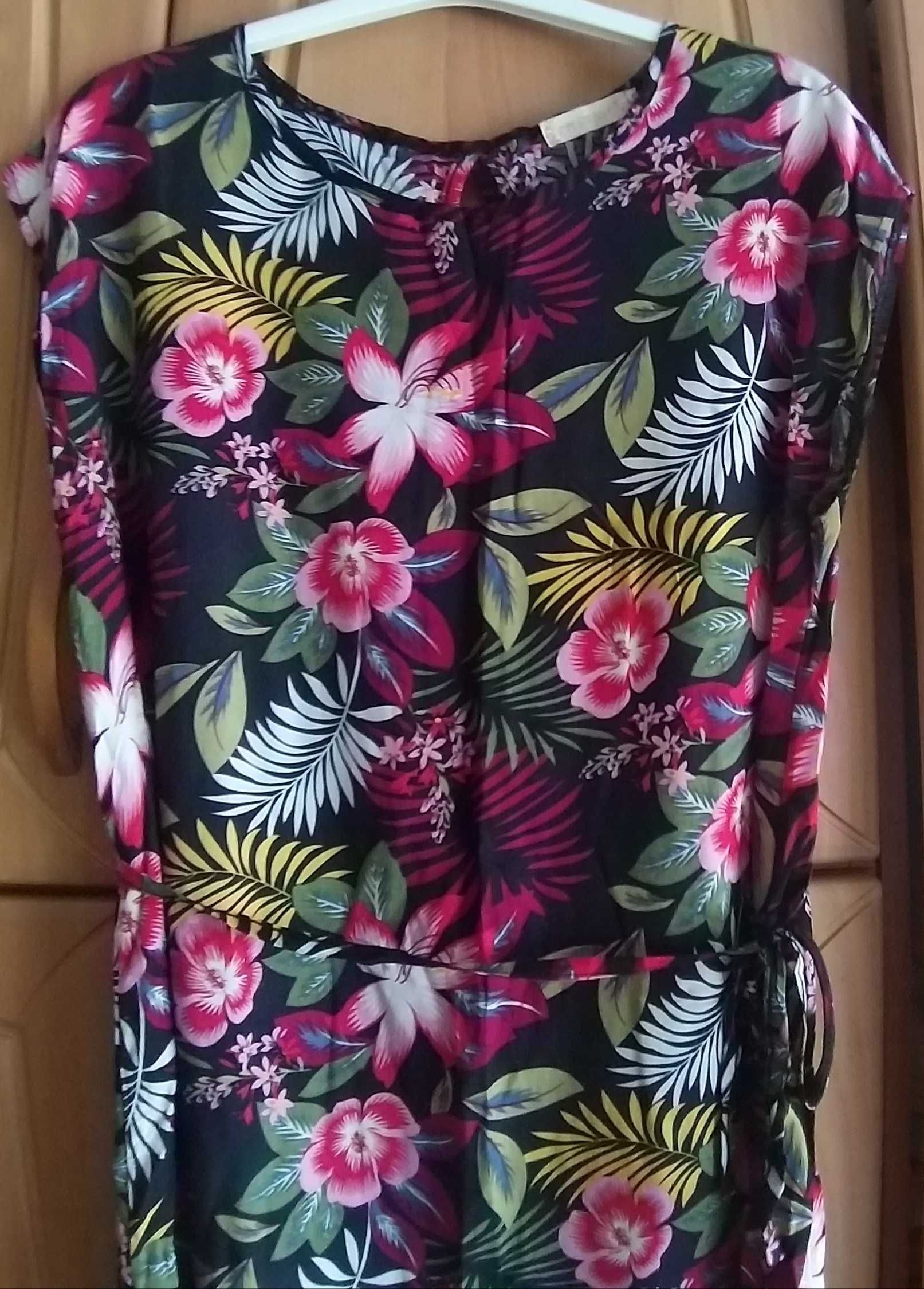 Sukienka w piękne kwiaty roz 38-40 materiał 100% rayon