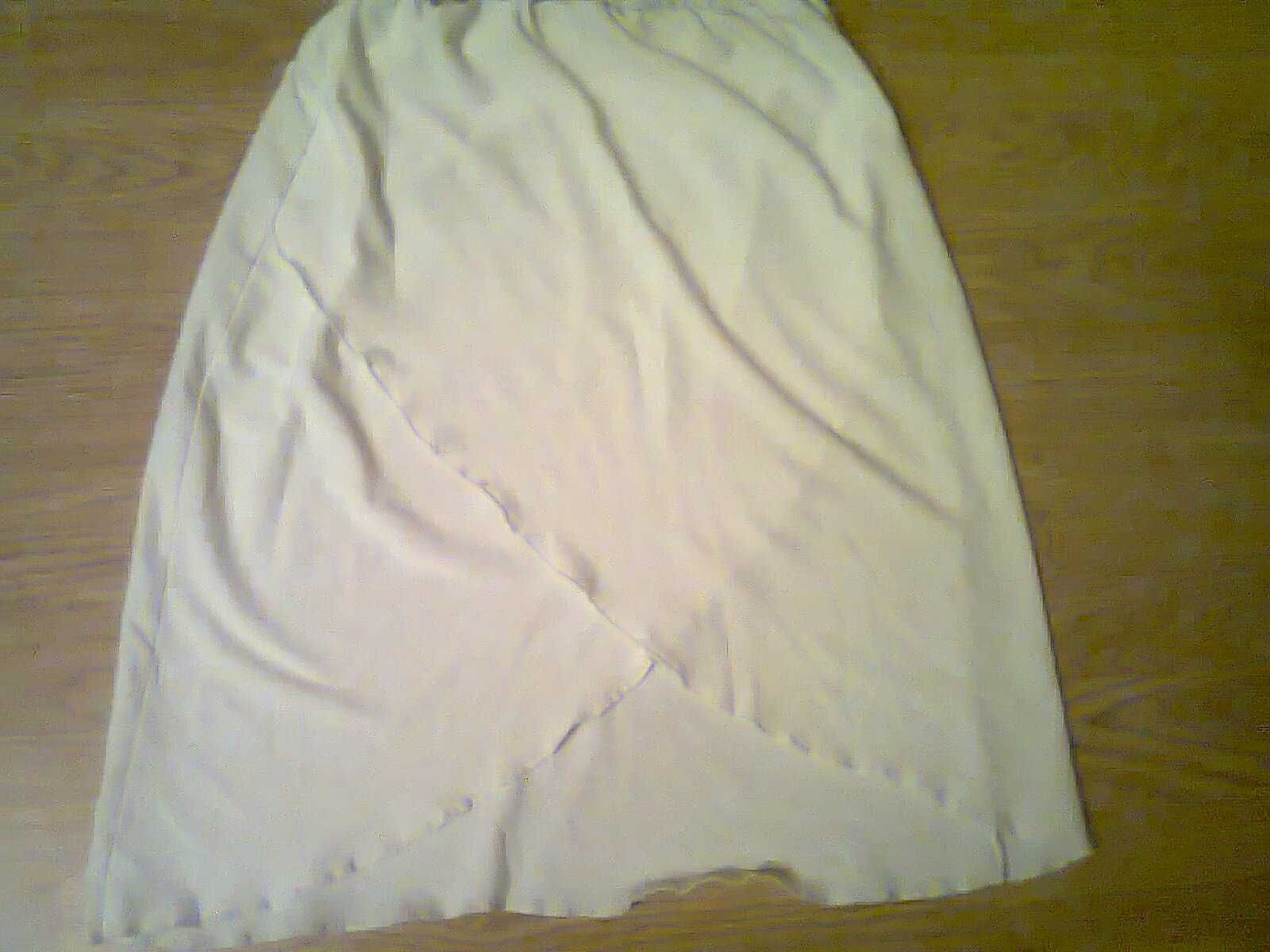 Biała spódnica z zakładką.