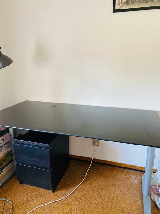 Secretária de vidro temperado com pés metálicos – muito resistente!