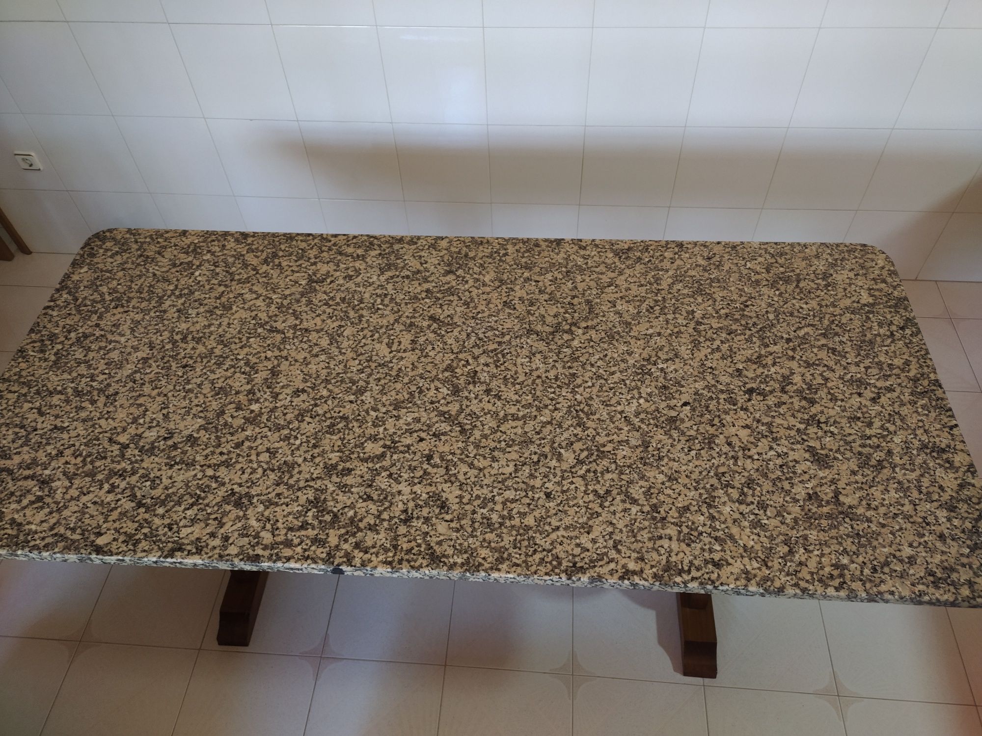 Mesa com tampo de granito