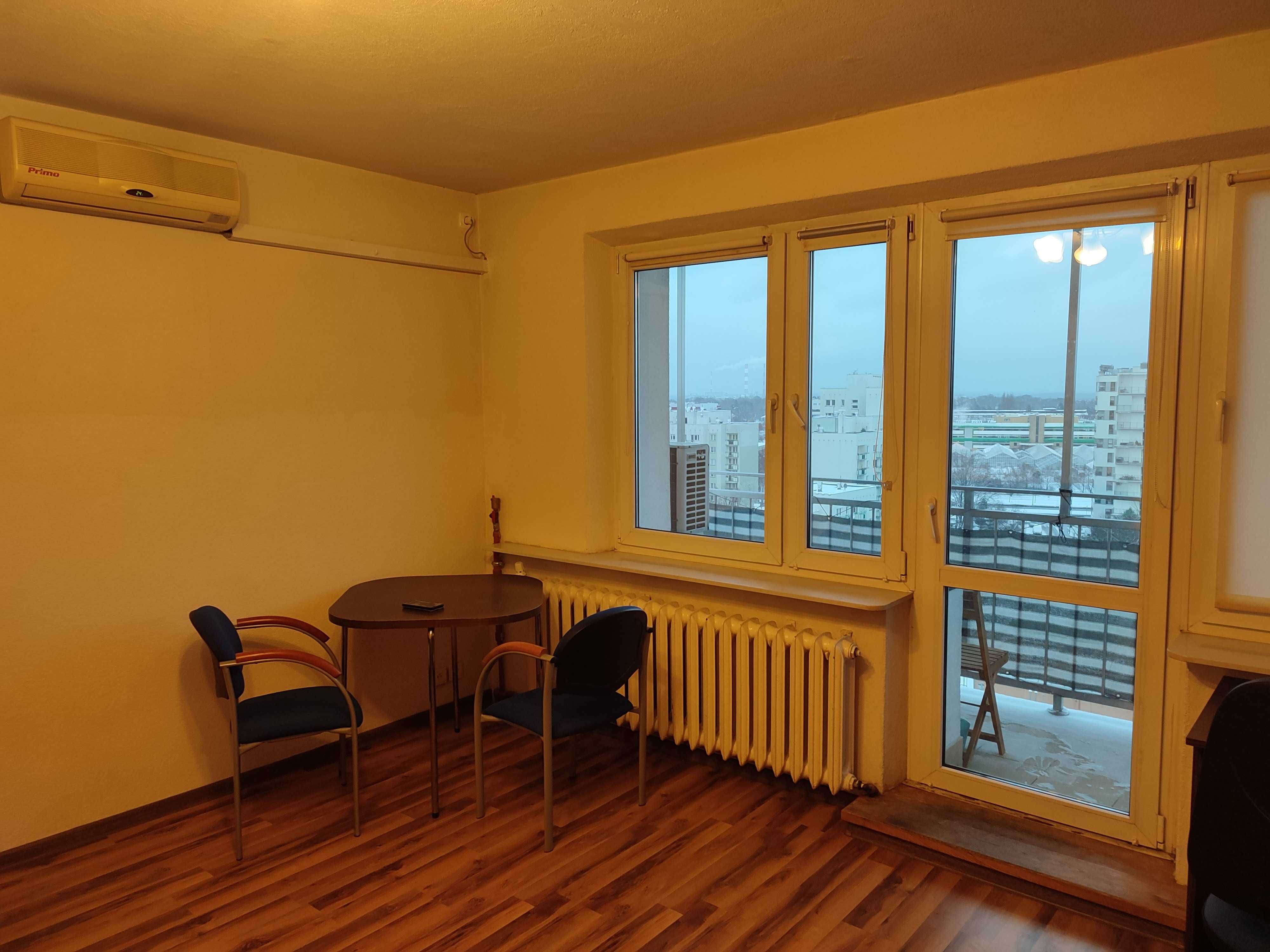Pokój z balkonem dla 1 lub 2 osób, koło metra Stokłosy, klimatyzacja.