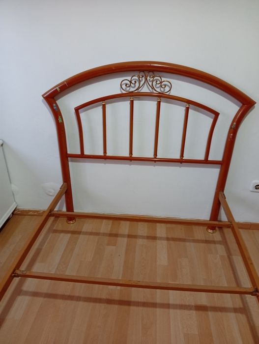 Cama de solteiro em ferro