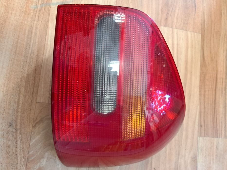 Sprzedam dwie lampy Audi a3 01-02