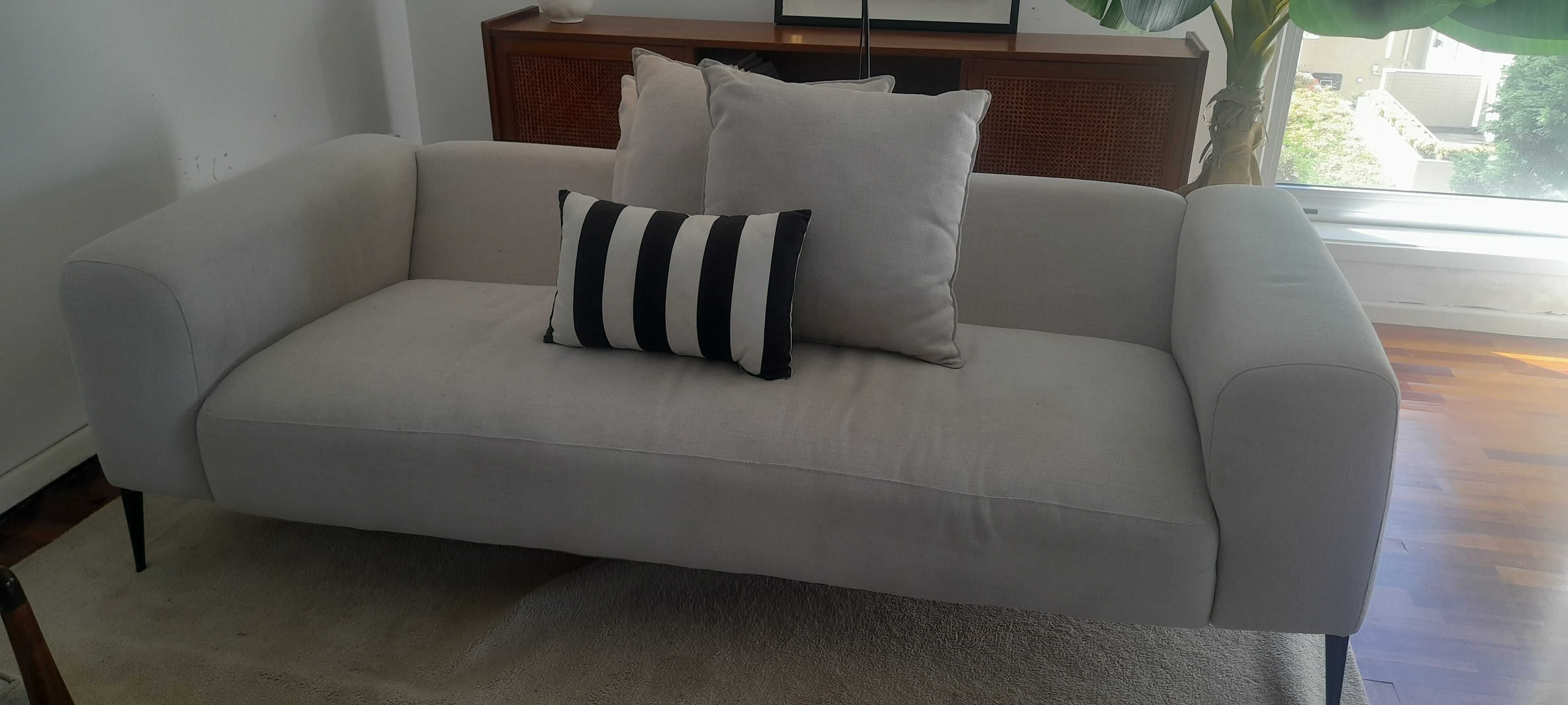 Sofa branco como Novo, contemporaneo, para sala de estar escritorio.