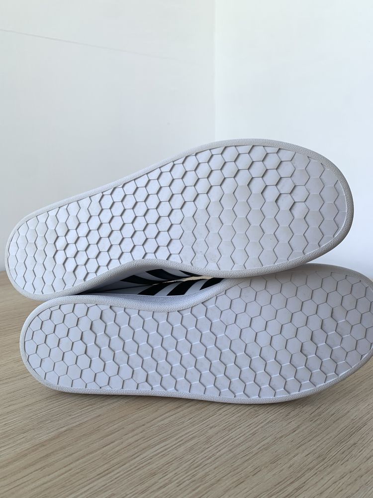 Кросівки Adidas, стан нових, 40 розмір