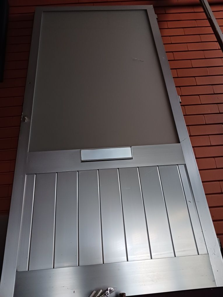Porta de aluminio e vidro fosco com janela superior