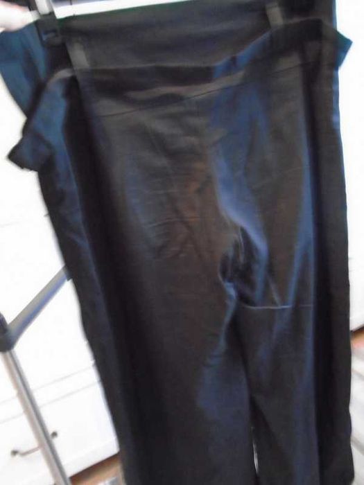 Calças pretas modelo balão