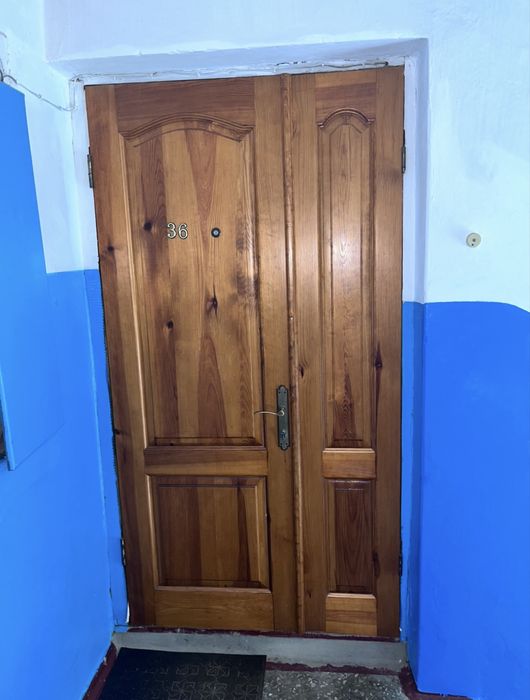 Продам деревʼяні двері ручної роботи, дерево, вхідні двері, дешево!