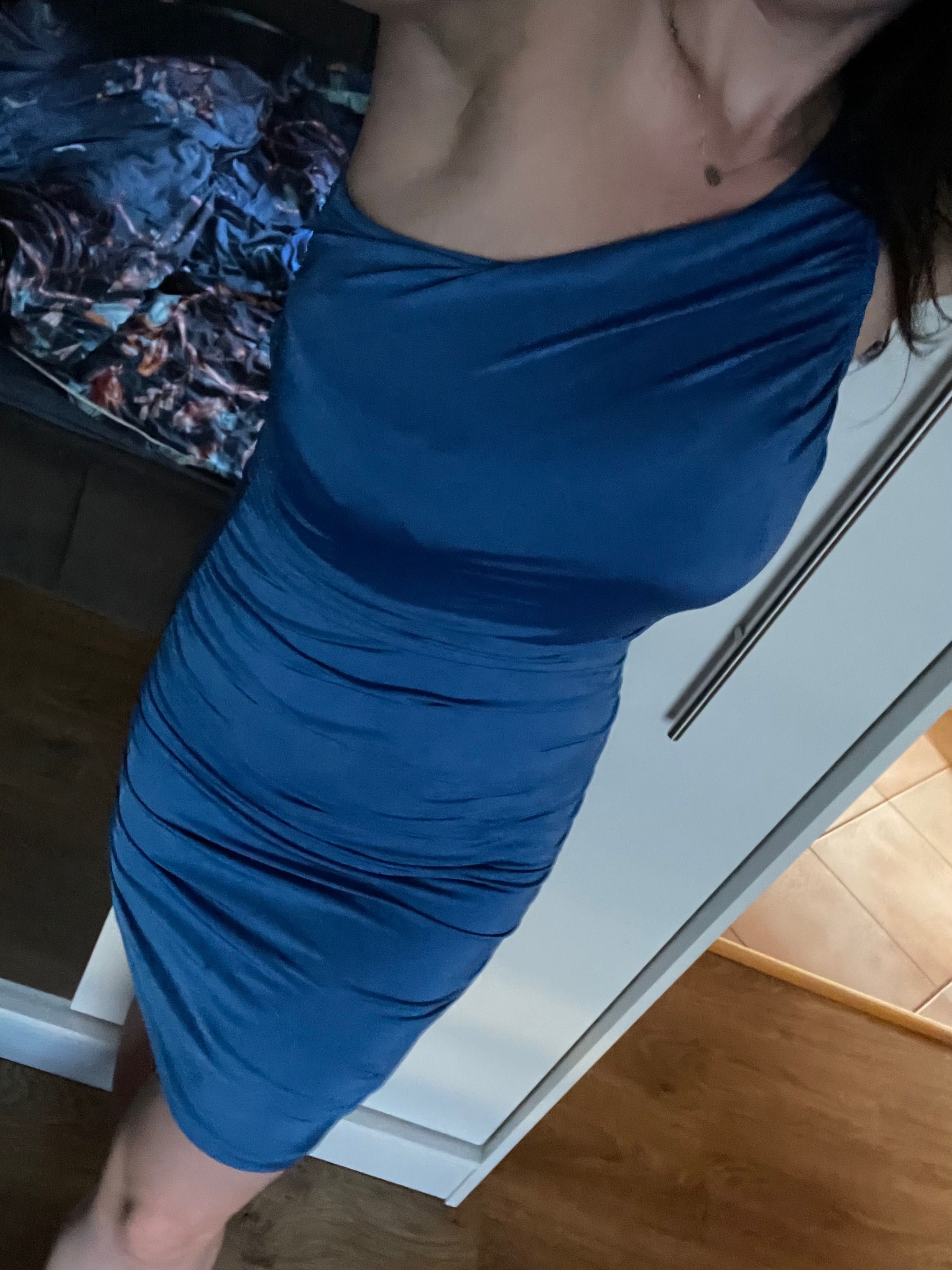 Niebieska sukienka na jedno ramie elastyczna Stradivarius