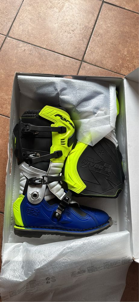 Zestaw na Crosa kask Buty Forma Buzer ochraniacze 100%