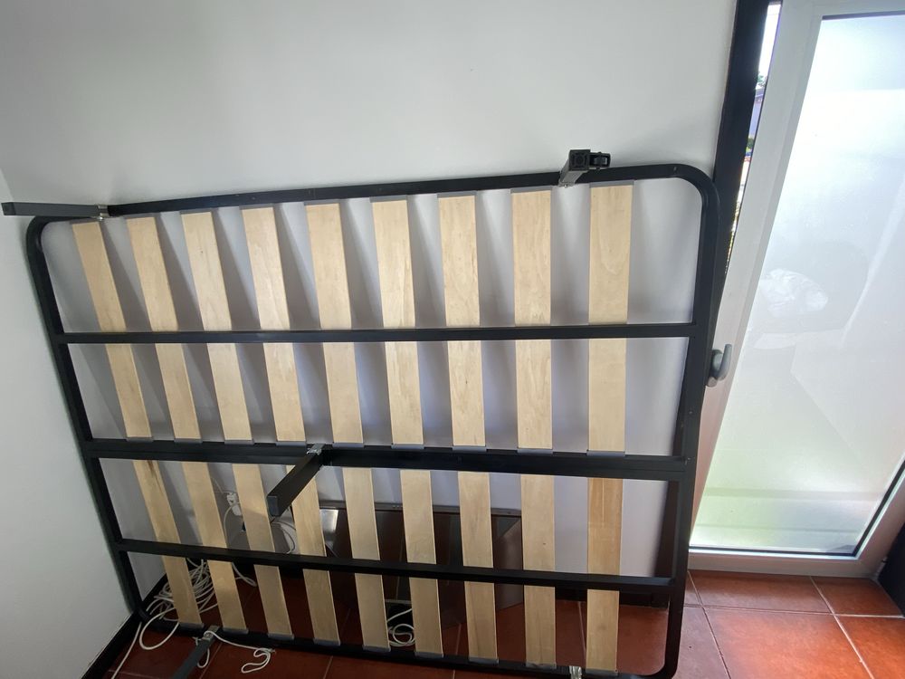 Estrado/estrutura de cama com pés e rodas. (1.60x2.00)