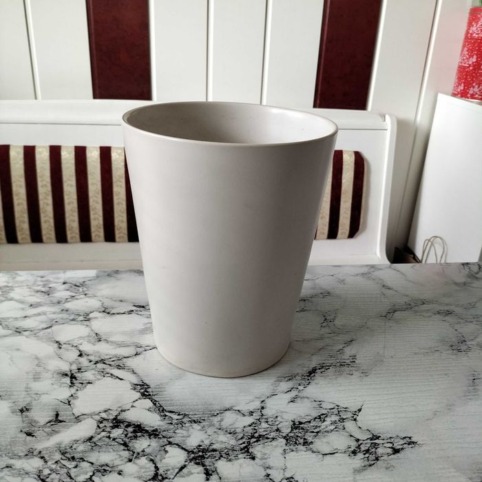 Ceramiczna doniczka do kwiatów, duża, wysokość 23 cm, średnica 19 cm.