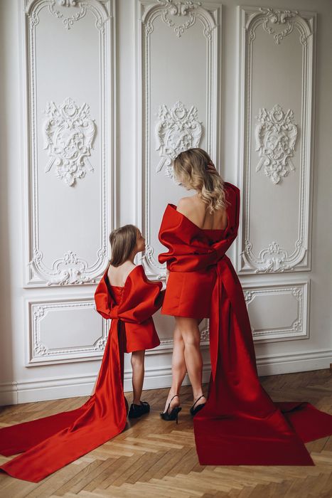 Оренда плаття зі шлейфом- бантом, фемелі лук