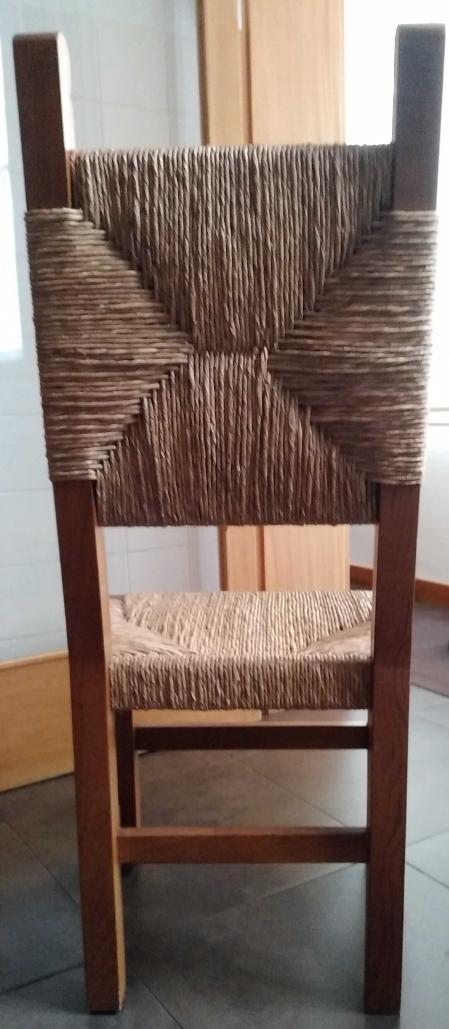 Vendo 4 cadeiras rústicas
