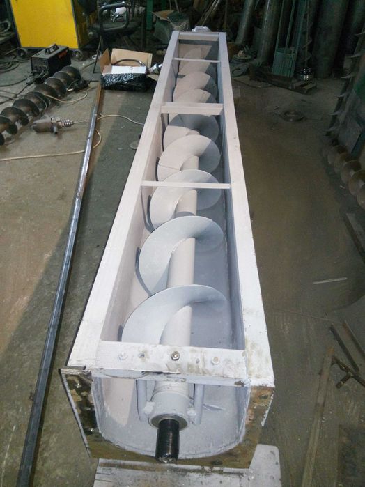 Шнековий навантажувач (погрузчик, загрузчик, конвейєр) в трубі