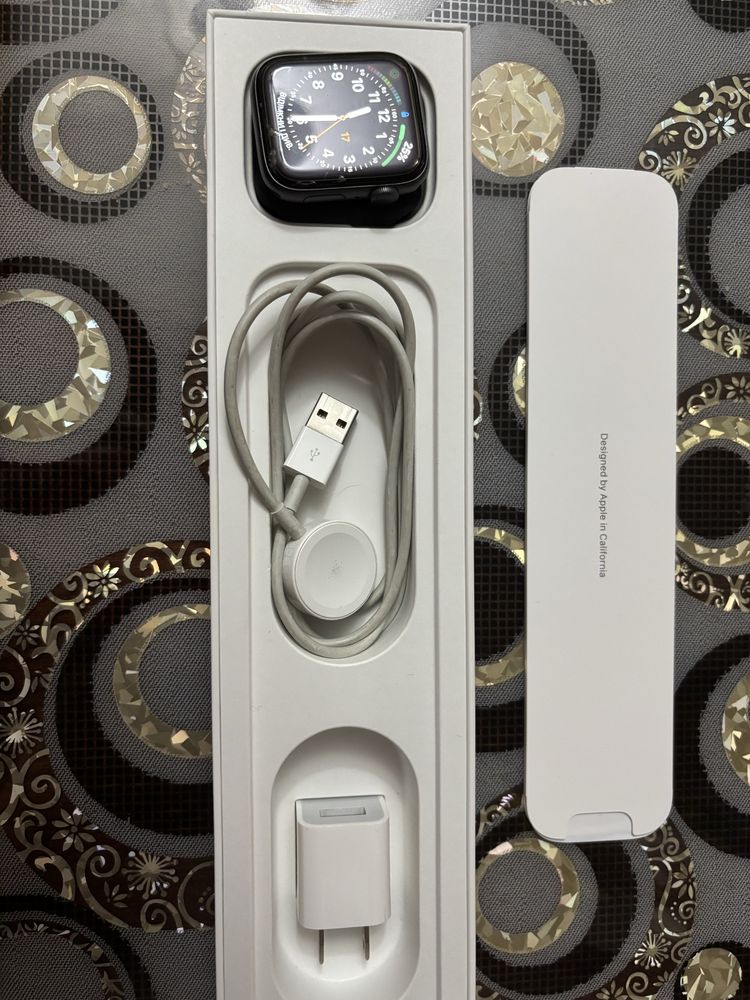 Продаю Apple Watch Series 4 (44мм)