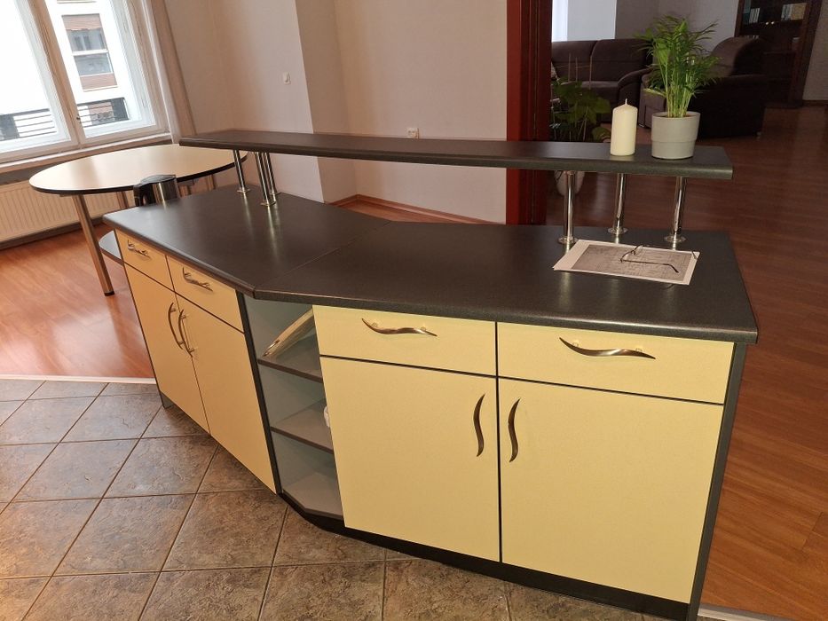 Meble kuchenne z okapem, piekarnikiem i zlewem