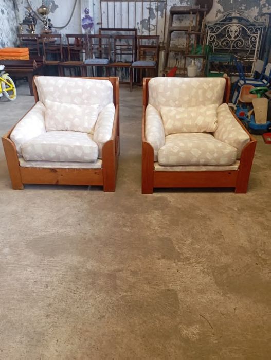 Vendo estes sofás muito bonitos bom estado