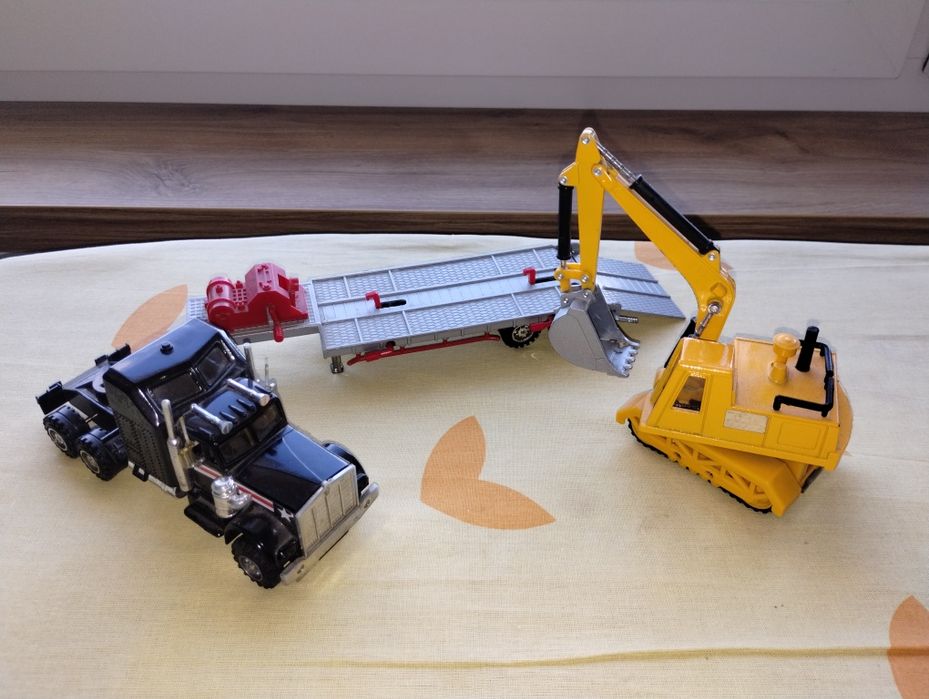Retro zabawki Transporter z koparką od Playbear
