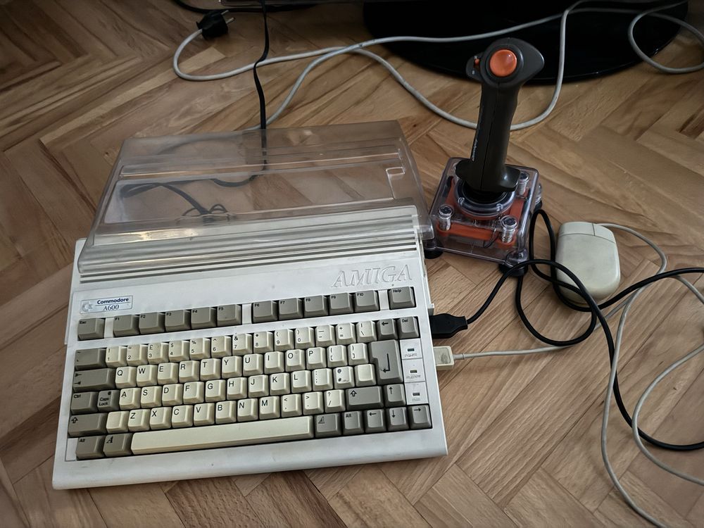 Amiga 600 sprawna plus zestaw gier