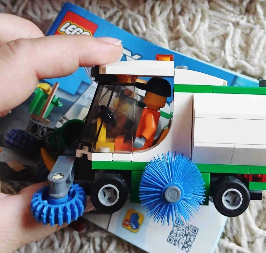 Lego City 60249 Zamiataczka ulic śmieciarka ruchome szczotki figurki
