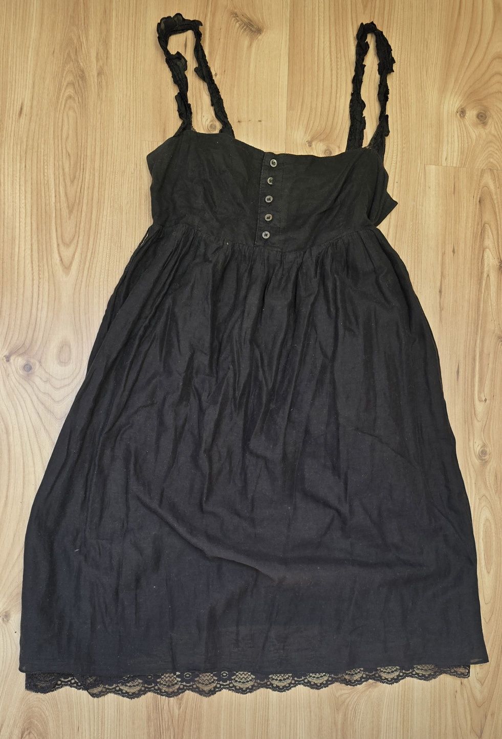 czarna sukienka na ramiączkach