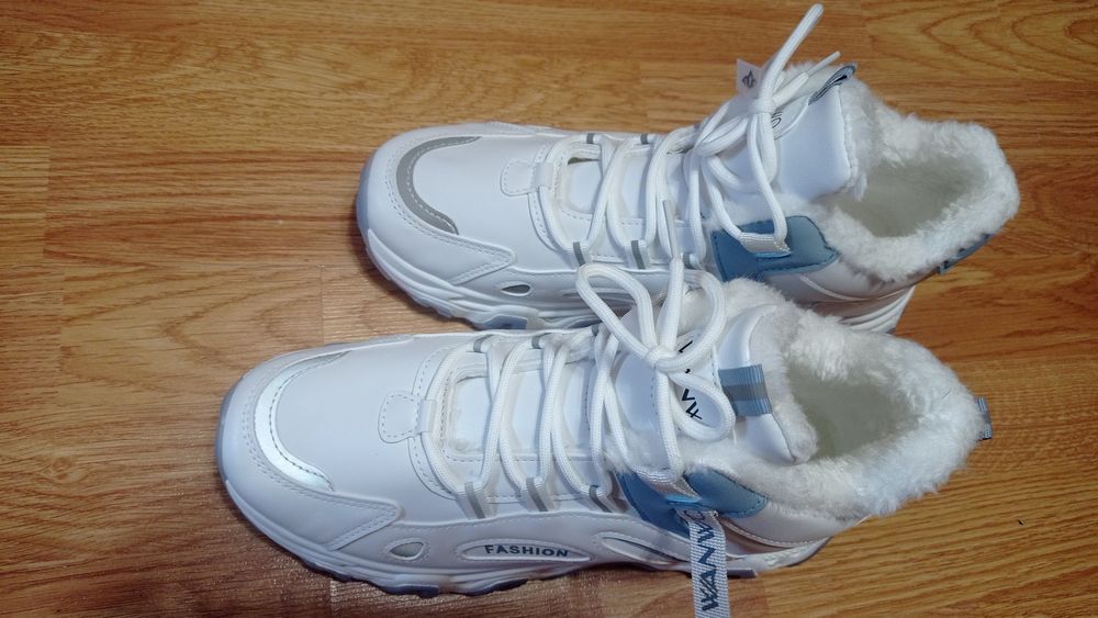 Утеплённые кросовки новые
