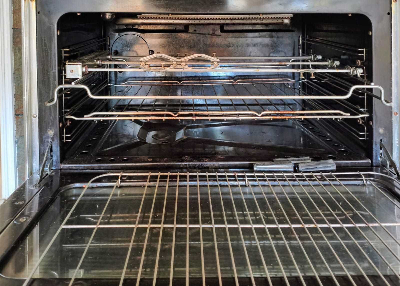 Fogão com forno a gás em bom estado