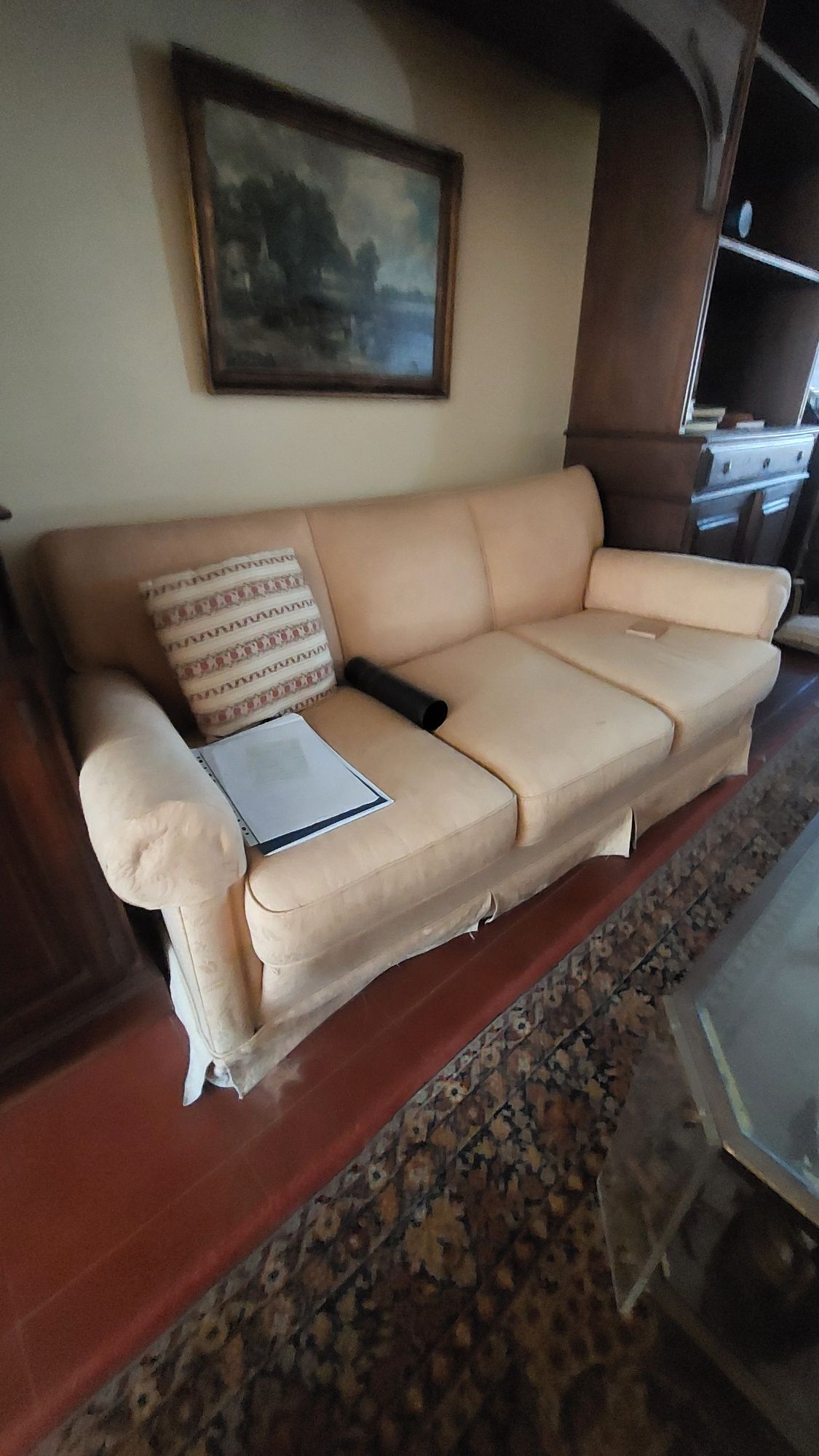 Recheio de casa, com mobília e maquinas