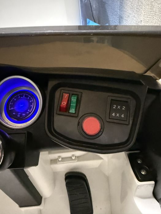 Дитяча машинка электромобиль