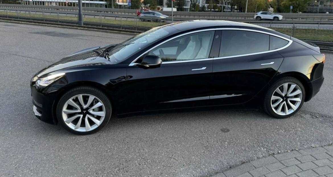 У продажі Tesla model 3 2019
