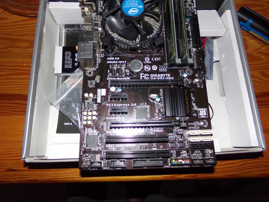 Płyta Gigabyte GA-B85-HD3 z procesorem i3 i 8 GB pamięci ram