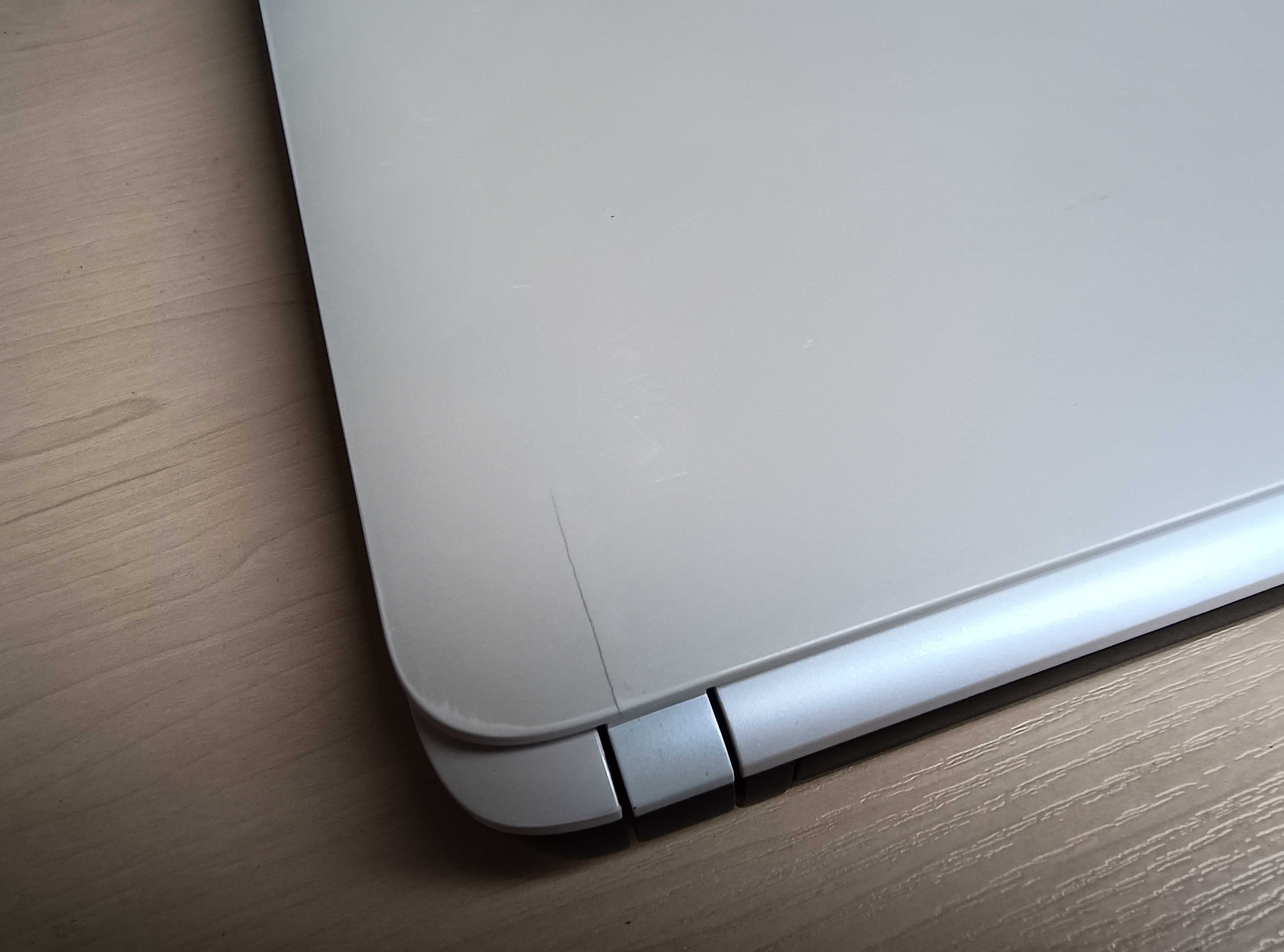 Intel i3, 8 GB RAM, SSD 250 GB, podświetlana klawiatura