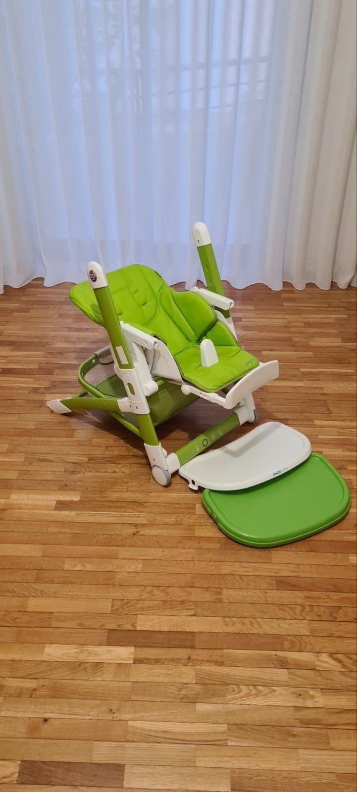 Cadeira alta para criança com mesa