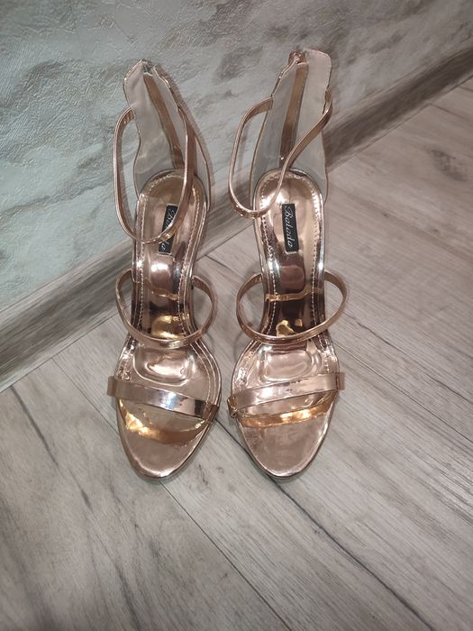 Босоніжки на шпильці