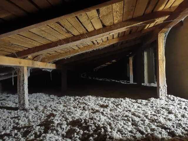 Ocieplenie celulozą-celuloza wdmuchiwana, docieplanie dachu, piana PUR