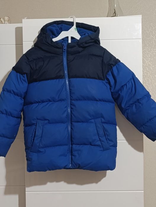 Продам детскую куртку пуховик Benetton
