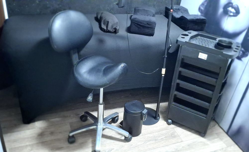 Zestaw stylistki rzęs łóżko, lampa, krzesło itp