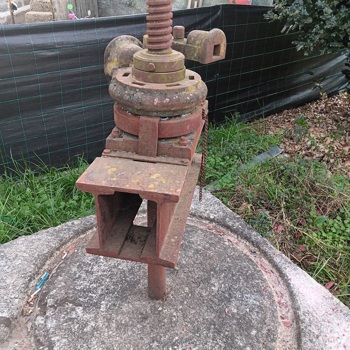Base em pedra com estrutura metalica para jardim