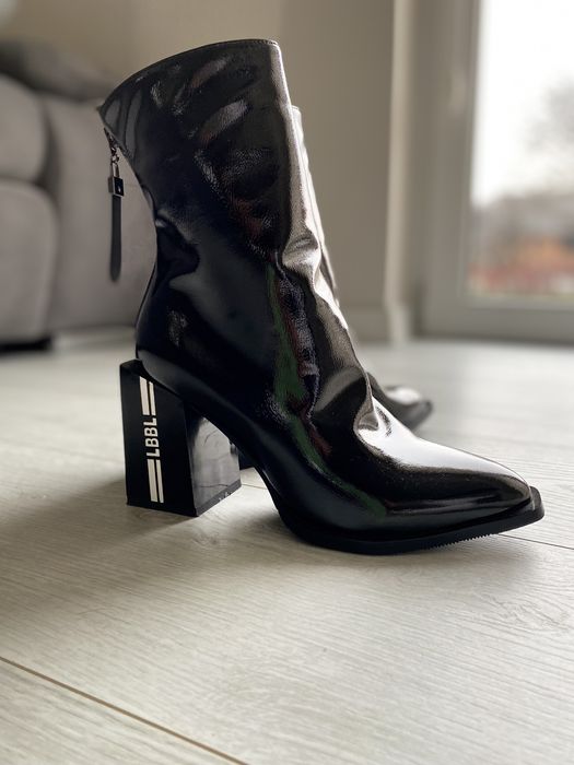 Взуття жіноче, лакове