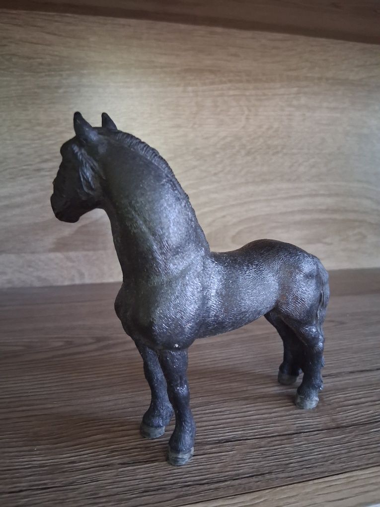 Figurka koń fryzyjski